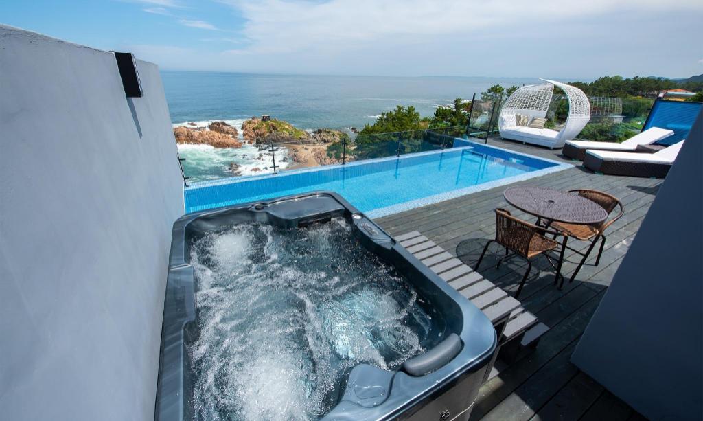 Yeongduk Exit Poolvilla image