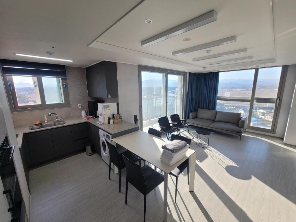 Goodstay Gangneung half ocean view suite SaCheon image
