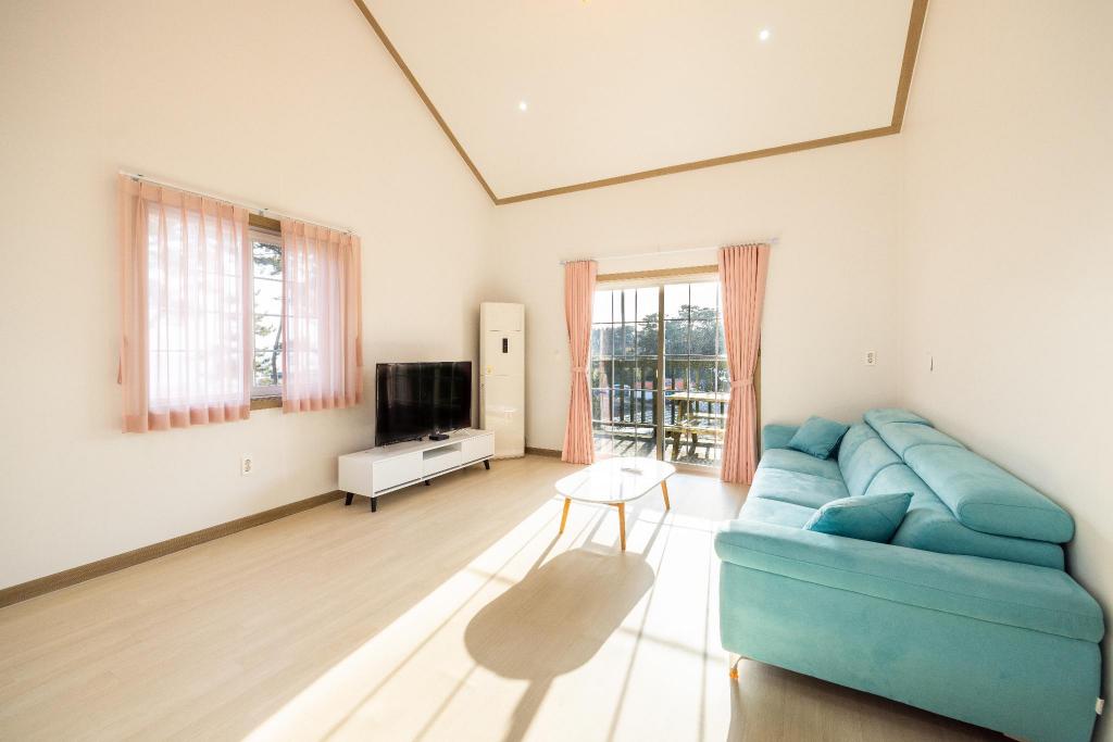 Taean Oceanhill Resort Pension image