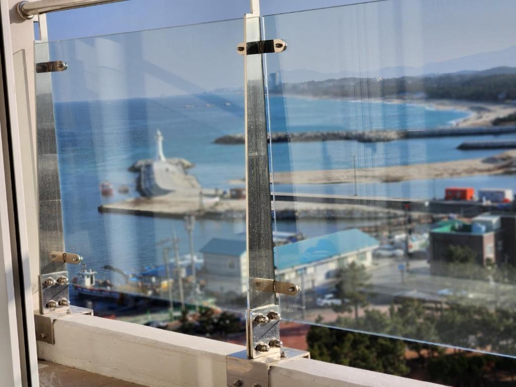 Goodstay Gangneung half ocean view suite SaCheon image