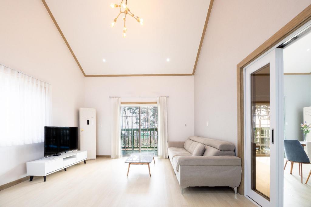 Taean Oceanhill Resort Pension image