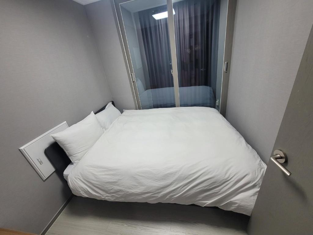 Goodstay Gangneung half ocean view suite SaCheon image