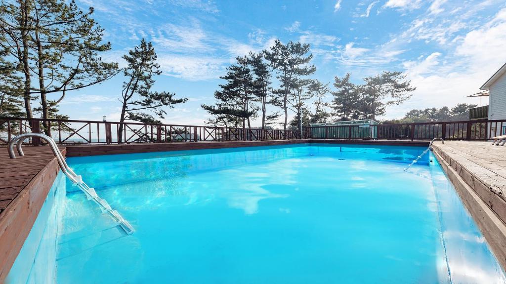 Taean Oceanhill Resort Pension image