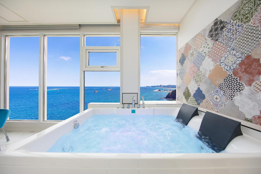 Samcheok White Romantic Pension image