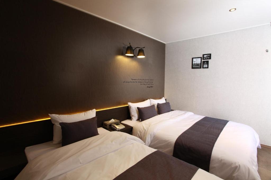 S& Hotel image