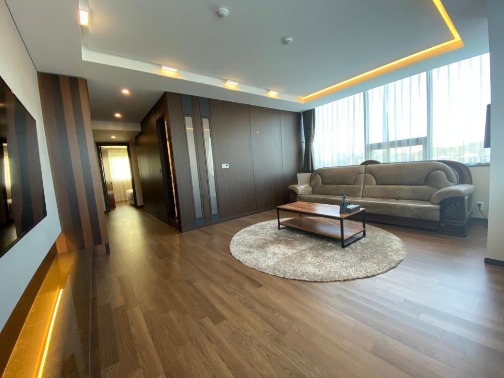 New Donghae Hotel image