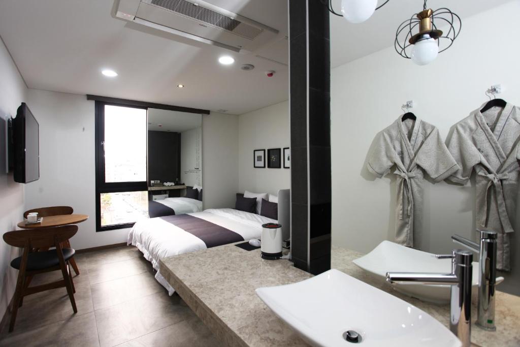 S& Hotel image
