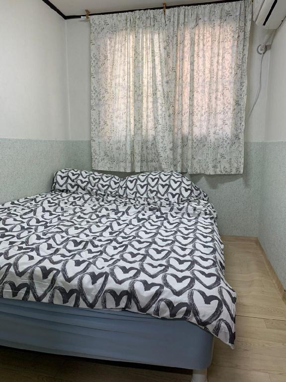 Sangsu Stn 1 min, 3 rooms, 4 beds, 1st floor[1] image