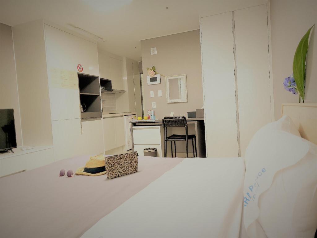 Jeju Hotel - ARA Palace No.701-공항인근 ,City/Ocean View,동문시장 도보10분 accommodation view