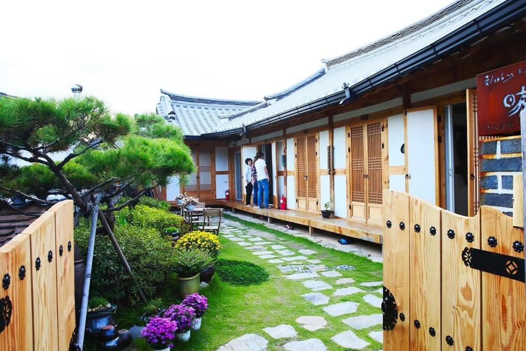 Jeonju Hotel - Jeonju Hanok Maeul Yeonwoodang Hanok accommodation view