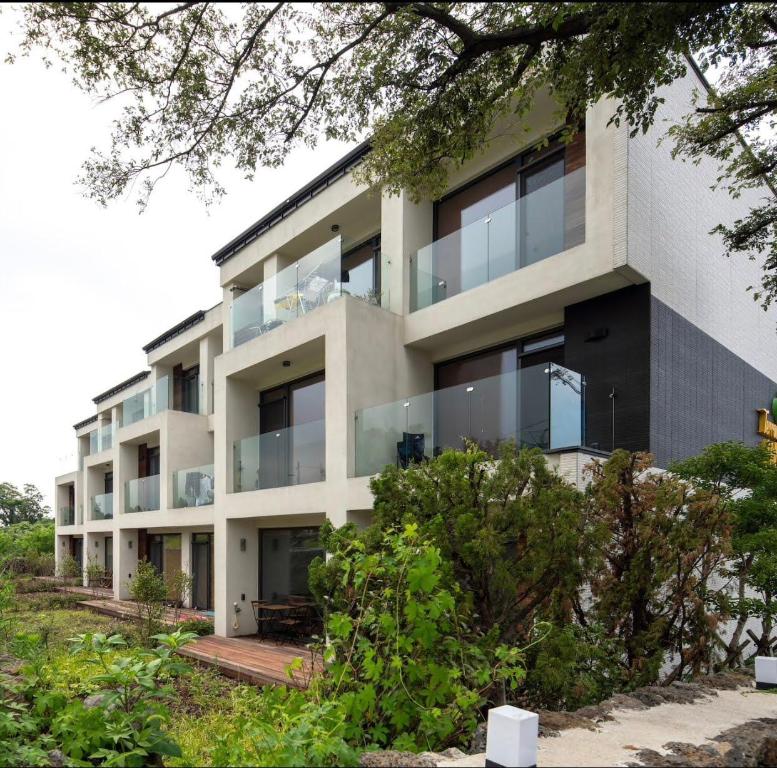 Jeju Hotel - Terraced resort pension with outdoor garden accommodation view