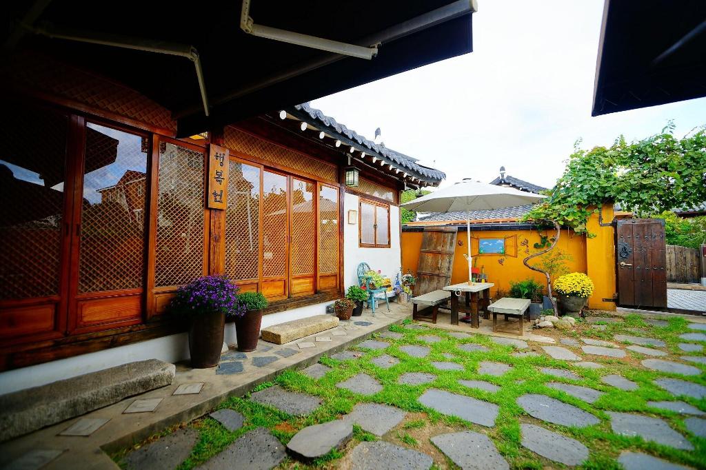 Jeonju Hotel - Jeonju Haengbokhyun Hanok Dockchae Pension accommodation view
