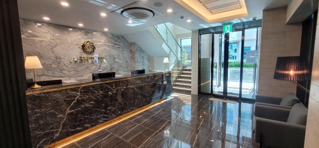 Ashton Hotel image