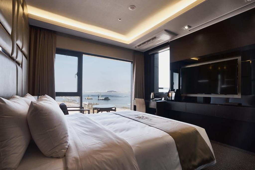 Royal Emporium Incheon Airport image