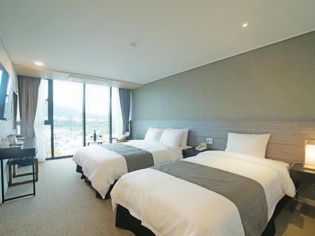 I Jin Hotel image