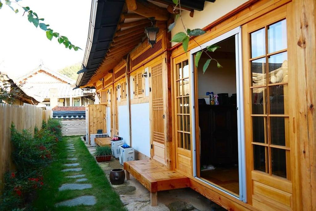 Jeonju Hanok Maeul Yeonwoodang Hanok image