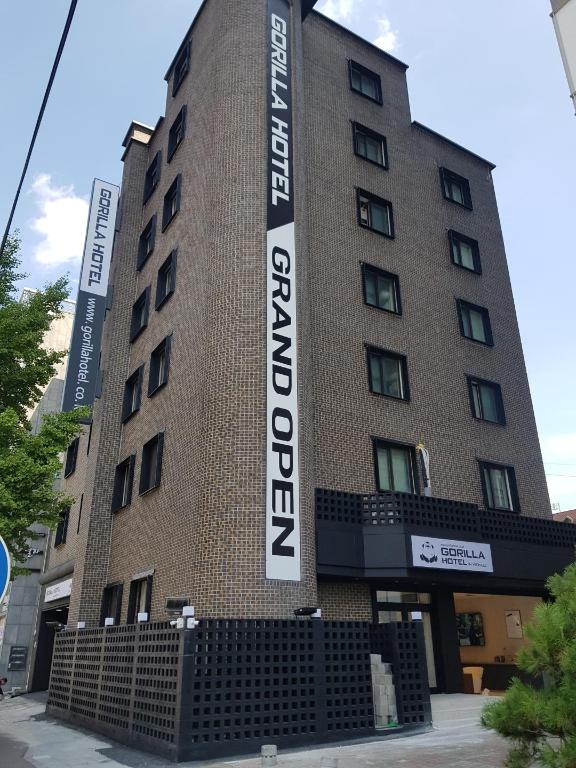 Gorilla Hotel image