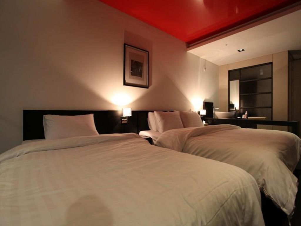 R Lee Suite Ganseok image