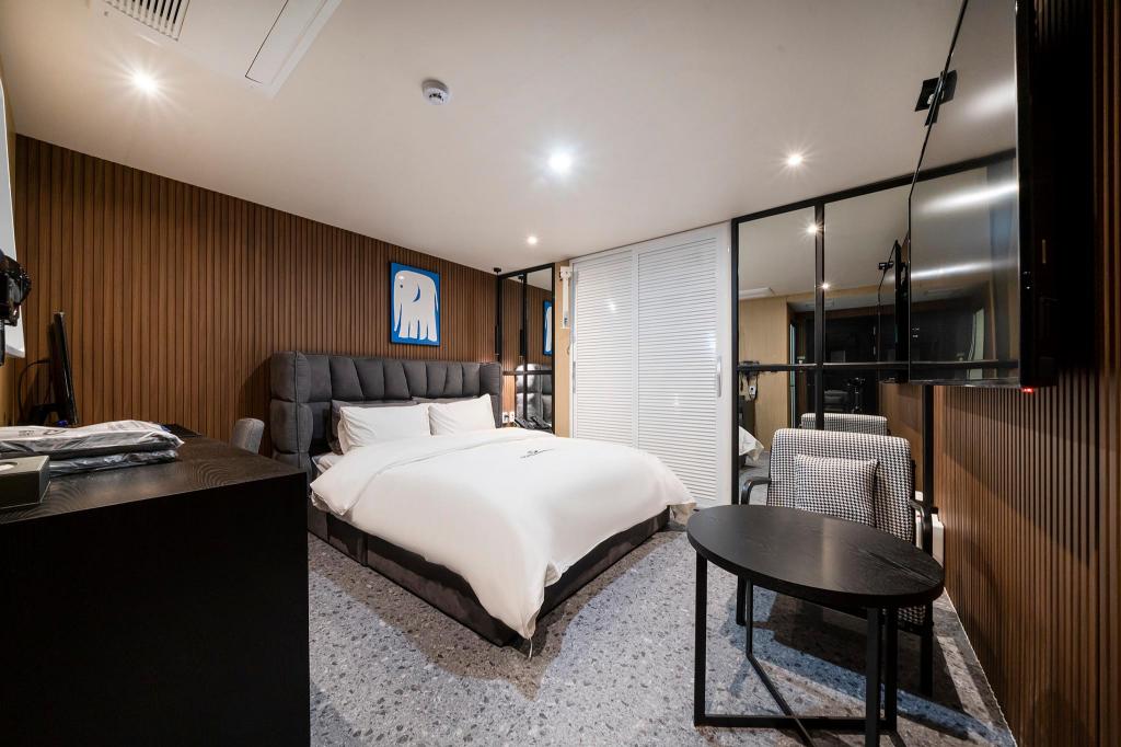 Gorilla Hotel image