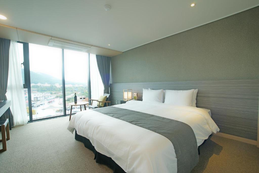 I Jin Hotel image