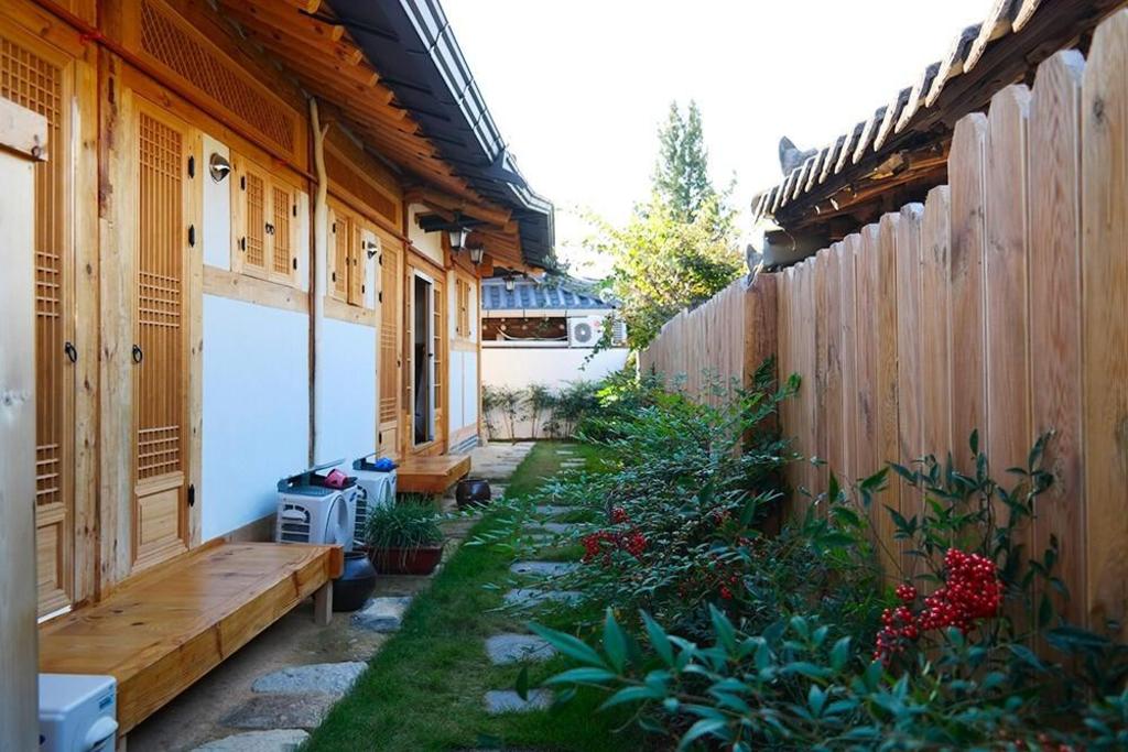 Jeonju Hanok Maeul Yeonwoodang Hanok image