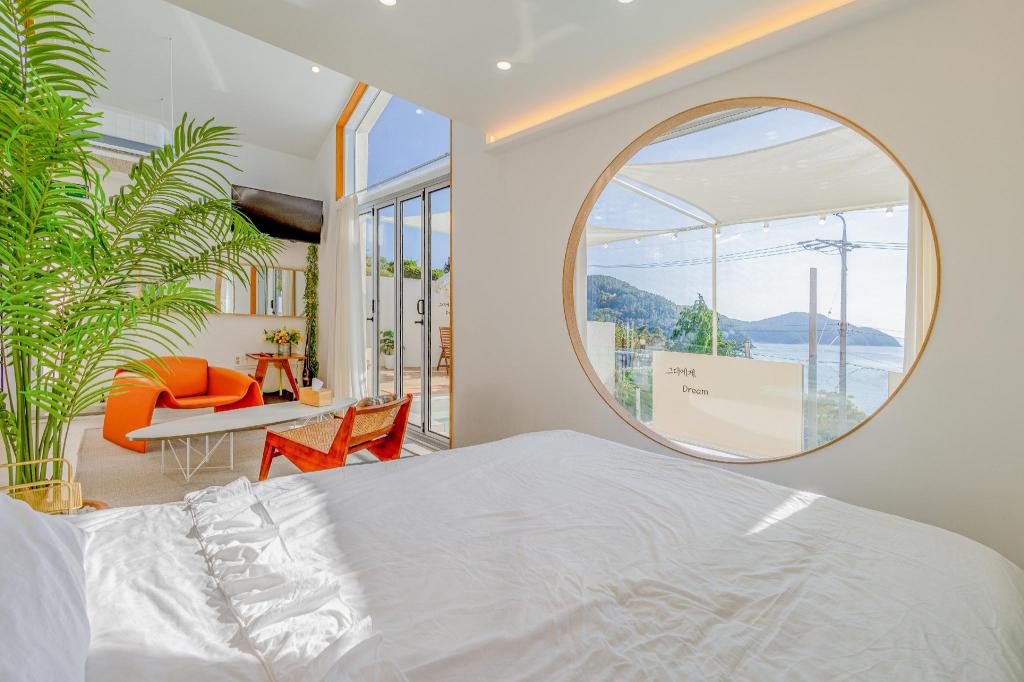 Tongyeong Geudaeagaedrim Dokchae Poolvilla image