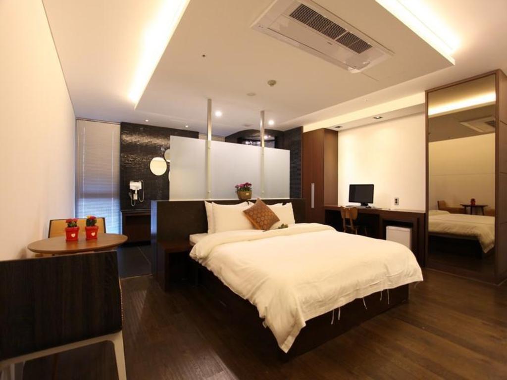 R Lee Suite Ganseok image
