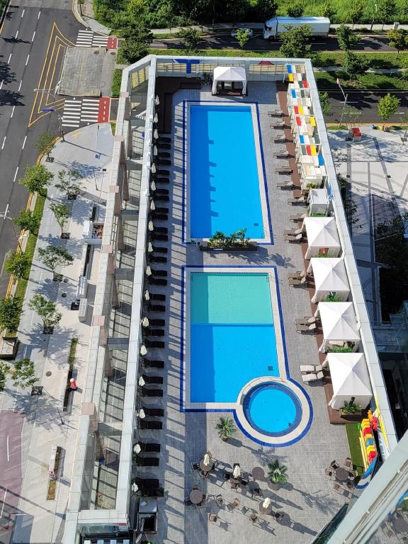 Songdo View/33rd Floor/Sea/Lake/Pool/Full Option image